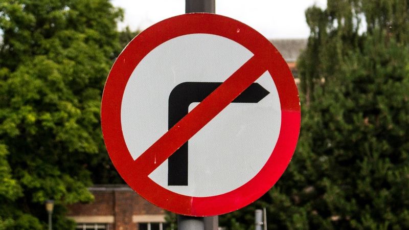No right turn sign
