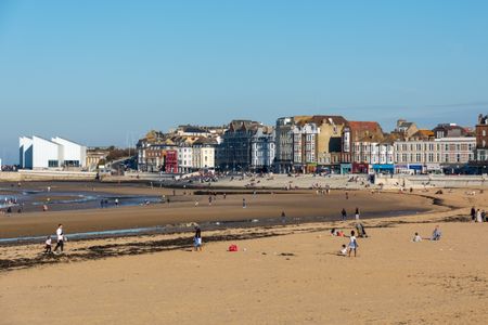 A picture of Margate Sands beach with the Turner Contemporary and other buildings in the background.