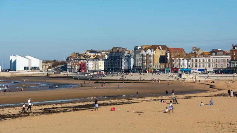 A picture of Margate Sands beach with the Turner Contemporary and other buildings in the background.