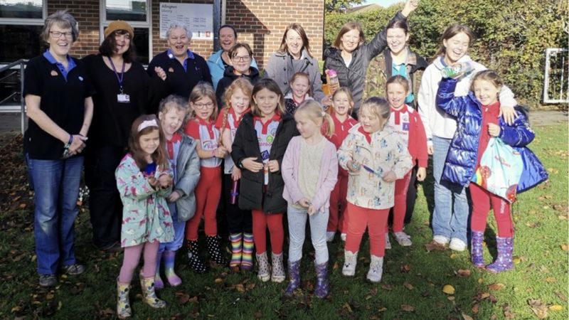 Children from Vinters Rainbows Guides standing in a group with volunteers from Allington Library